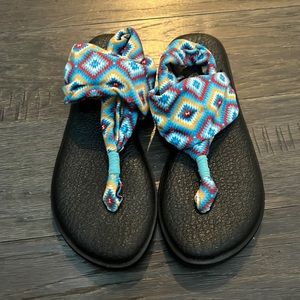Blue tribal print Sanuk yoga mat Sandals